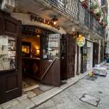 Partiamo dal centro storico, l� dove in strada Vallisa impera dal 1870 l��Osteria Paglionico�, uno degli esercizi commerciali pi� antichi di tutta la citt�. Superato il portone in legno, l� dove si trova ancora l�antica scritta �vini e cucina�...